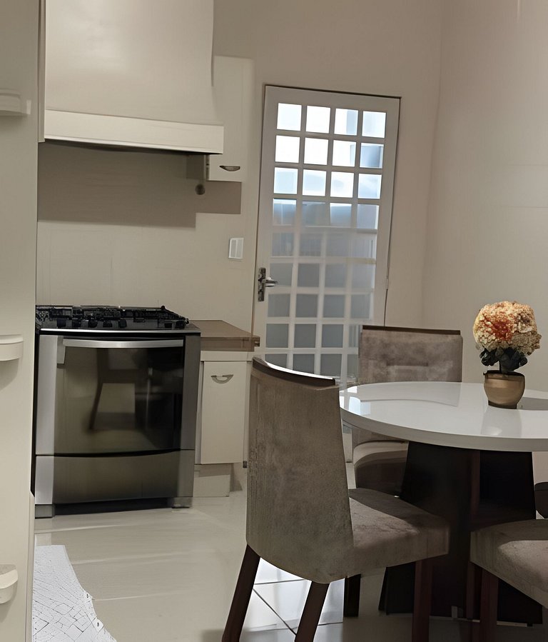 Casa aconchegante com ar-condicionado e garagem