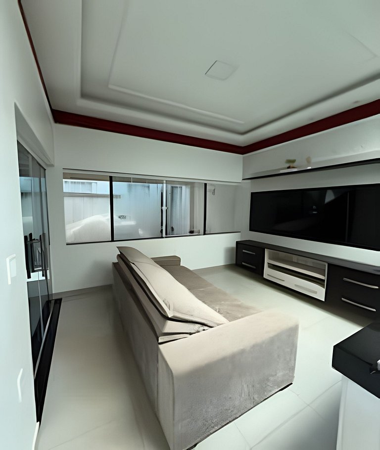 Casa grande c área gourmet churrasqueira 6 pessoas