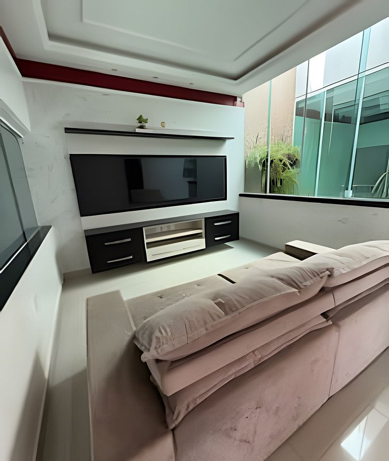 Casa grande c área gourmet churrasqueira 6 pessoas